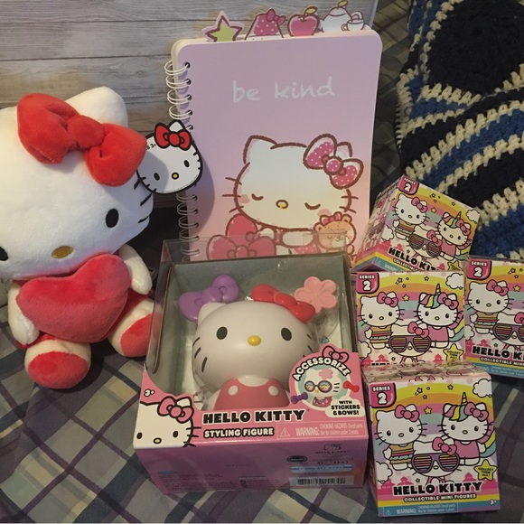 Hello Kitty backpack, stuffed toy, notebook and five below collectible figures - Picture 7 of 9